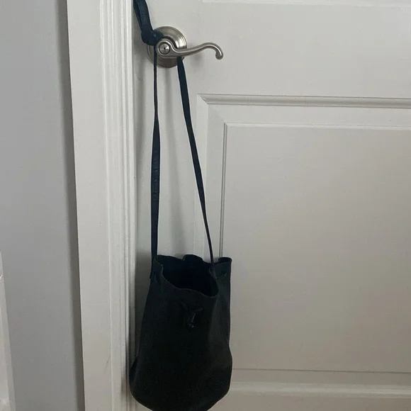 BAGGU Black Crossbody Bag with Sleek Design - Picture 4 of 9